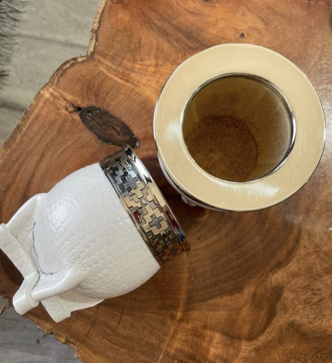 Mate blanco de cerámica con virola de alpaca